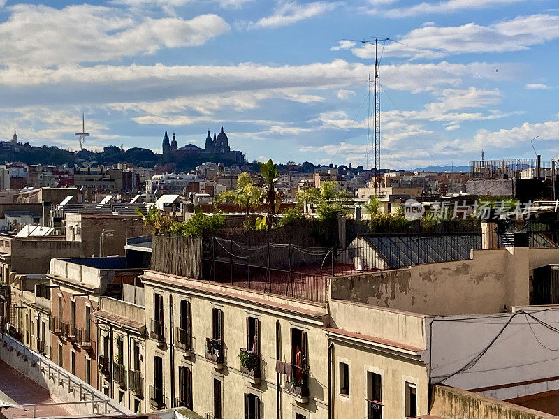 西班牙-巴塞罗那-老城区的屋顶和建筑(Carrer noou de la Rambla)